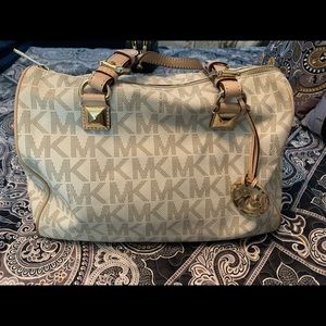 Used Michael Kors Duffle purse. No scratches no tears AUTHENTIC!!!